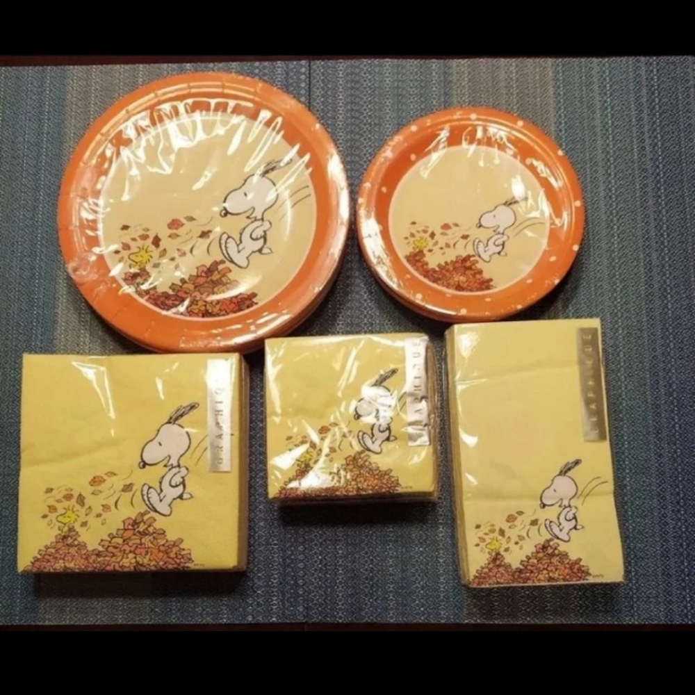 Snoopy Jumping Leaves 168 Pc. Party Set Graphique De France® Peanuts™ 2022 NWT